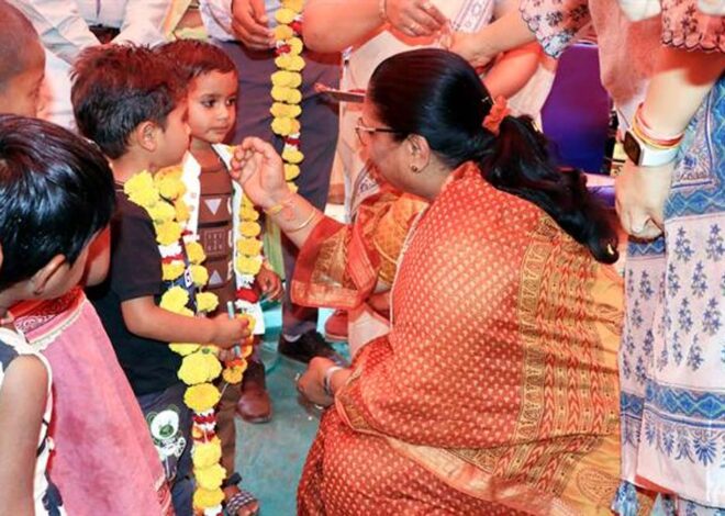 स्कूल चलें हम अभियान के तहत मंत्री सुश्री भूरिया ने बच्चों को तिलक और पुष्प-माला पहनाकर शाला प्रवेश करवाया