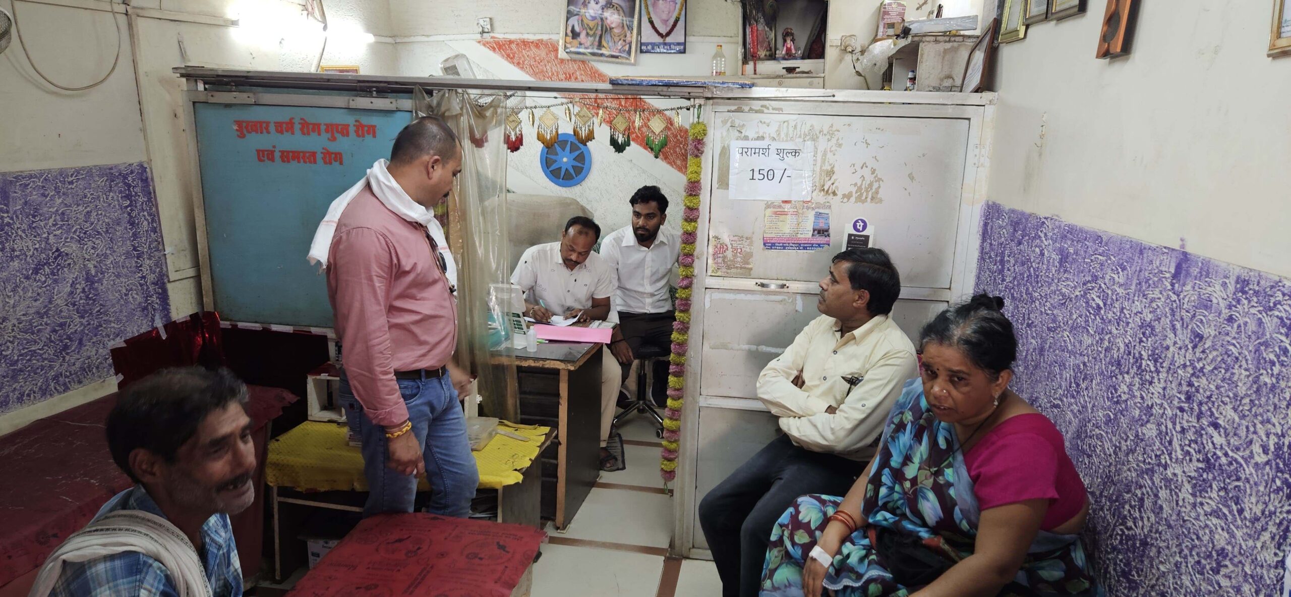 देवरी में अवैध क्लीनिकों पर प्रशासन की छापेमारी, झोलाछाप डॉक्टर के यहां मिला ऐलोपैथी दवाइयों का जखीरा
