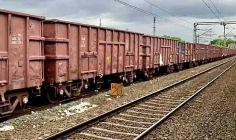 चक्रधरपुर रेल मंडल में बिना लोको पायलट के 2 KM तक दौड़ी मालगाड़ी