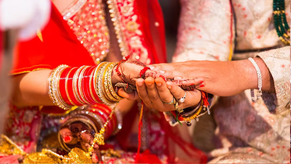 इंदौर में 36 नाबालिग लड़के-लड़कियों की हो रही थी शादी, अचानक पहुंच गई बाल विकास विभाग की टीम, फिर जो हुआ…