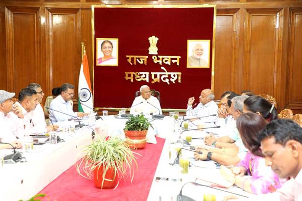 राज्यपाल द्वारा वन एवं जनजातीय कार्य विभाग की योजनाओं की समीक्षा