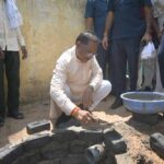 मुख्यमंत्री ने राज मिस्त्री बन सोखता गड्ढा के लिए की ईट जोड़ाई