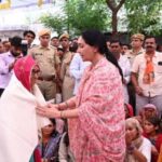 60 सालों से सुरक्षित प्रसव करवाने वाली दाई मां को उपमुख्यमंत्री दीया कुमारी ने  सम्मानित, पैर छूकर लिया आशीर्वाद