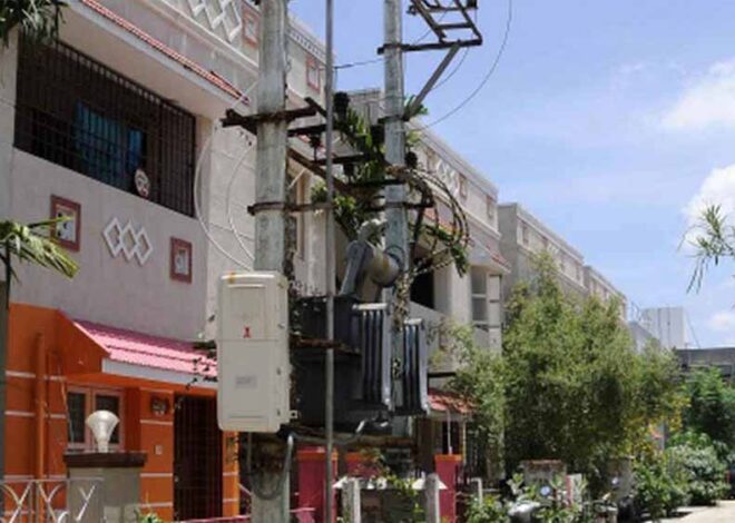घर के सामने से ट्रांसफार्मर हटवाने के लिए बिजली कंपनी थमा रही डेढ़ लाख का बिल