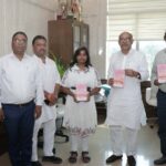 धनबाद की छात्रा अनुष्का सिंह द्वारा लिखित पुस्तक ‘‘द विंग्ड रिंग्स” का विधानसभा अध्यक्ष ने किया लोकार्पण