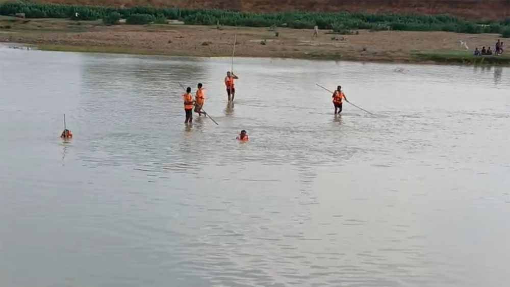 एनीकट में नहाने गए दो बच्चे डूबे, रेस्क्यू ऑपरेशन जारी