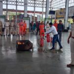 फायर ऑफिसर के नेतृत्व में फायर मॉक ड्रिल का आयोजन किया गया