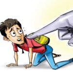 उज्जैन के विक्रम विश्वविद्यालय के हॉस्टल में सीनियर छात्रों ने जूनियर छात्र के साथ मारपीट की और उसके कपड़े फाड़ दिए