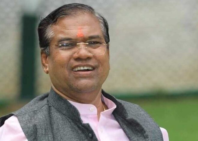 मंडला में तिरंगा यात्रा में शामिल हुए सांसद फग्गन सिंह कुलस्ते, हमारे आतंकवादी वाले बयान पर दी सफाई