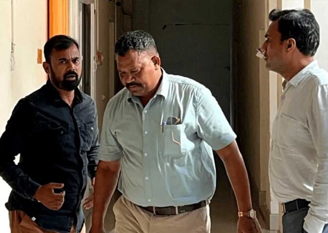 रीवा लोकायुक्त ने कार्रवाई करते हुए 15 हजार रिश्वत लेते ग्राम पंचायत सचिव को दबोचा