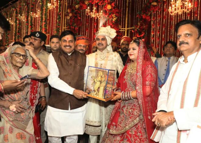 मुख्यमंत्री यादव मंत्री तोमर की बेटी के विवाह समारोह में शामिल होने ग्वालियर पहुंचे, वर-वधु को दिया आशीर्वाद