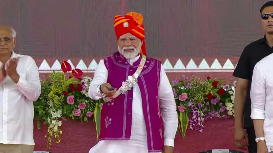 PM मोदी ने गुजरात के दाहोद में 24,000 करोड़ की लागत वाली  विकास परियोजनाओं का शिलान्यास किया