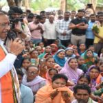 गुलमोहर पेड़ के नीचे लगी मुख्यमंत्री की चौपाल: सारंगढ़-बिलाइगढ़ जिले के ग्राम कनकबीरा में उतरा  उड़नखटोला
