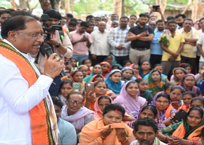 गुलमोहर पेड़ के नीचे लगी मुख्यमंत्री की चौपाल: सारंगढ़-बिलाइगढ़ जिले के ग्राम कनकबीरा में उतरा  उड़नखटोला