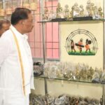 रायपुर : मुख्यमंत्री साय का शिल्प नगरी कोंडागांव के शबरी एंपोरियम पहुंचे