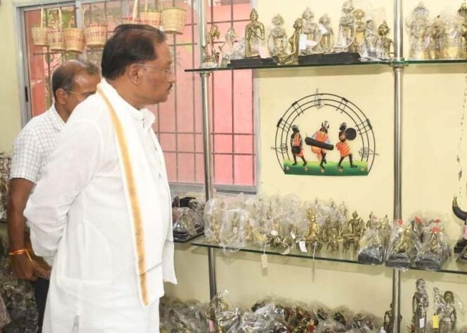 रायपुर : मुख्यमंत्री साय का शिल्प नगरी कोंडागांव के शबरी एंपोरियम पहुंचे