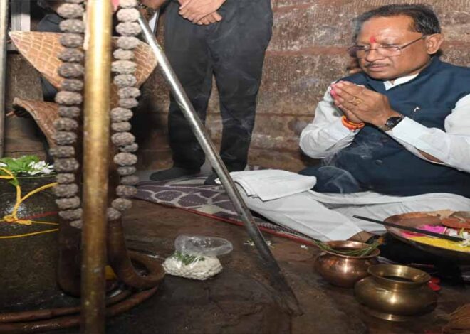 रायपुर : मुख्यमंत्री ने तेरहवीं शताब्दी के प्राचीन शिव व हनुमान मंदिर के किए दर्शन