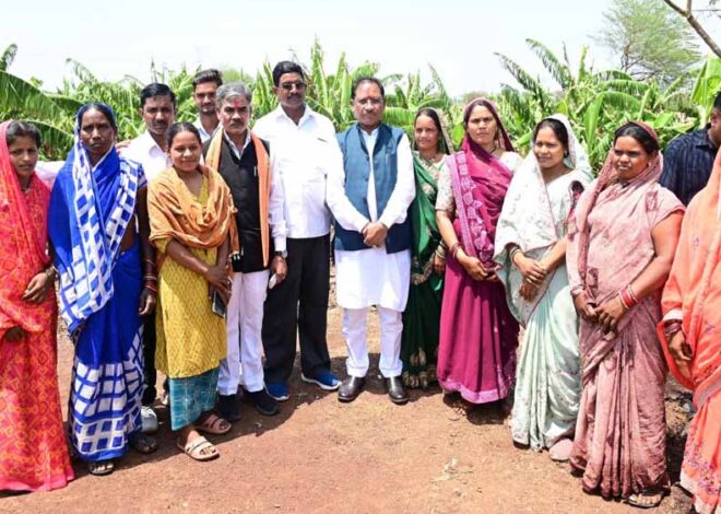 CM पहुंचे उत्कृष्ट किसान रोहित साहू के खेतों में: केला और पपीता की खेती से कमा रहे लाखों का मुनाफा, 20 लोगों को अपने खेत में दे रहे रोजगार