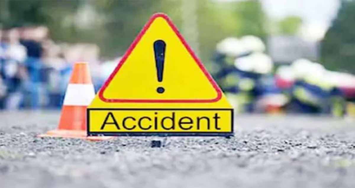 चतरा में भीषण सड़क हादसा : पेड़ से टकराई यात्री बस, 22 यात्री घायल