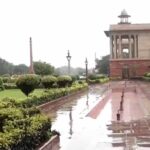 दिल्ली के साथ ही NCR के अलग-अलग हिस्सों में तेज हवा के साथ बारिश से मौसम बदला, दिख सकता है उलटफेर