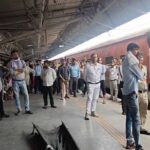 अदमदाबाद से कोलकाता जाने वाली ट्रेन के शौचालय में एक युवक का शव फंदे पर लटकता मिला, खड़ी रही ट्रेन