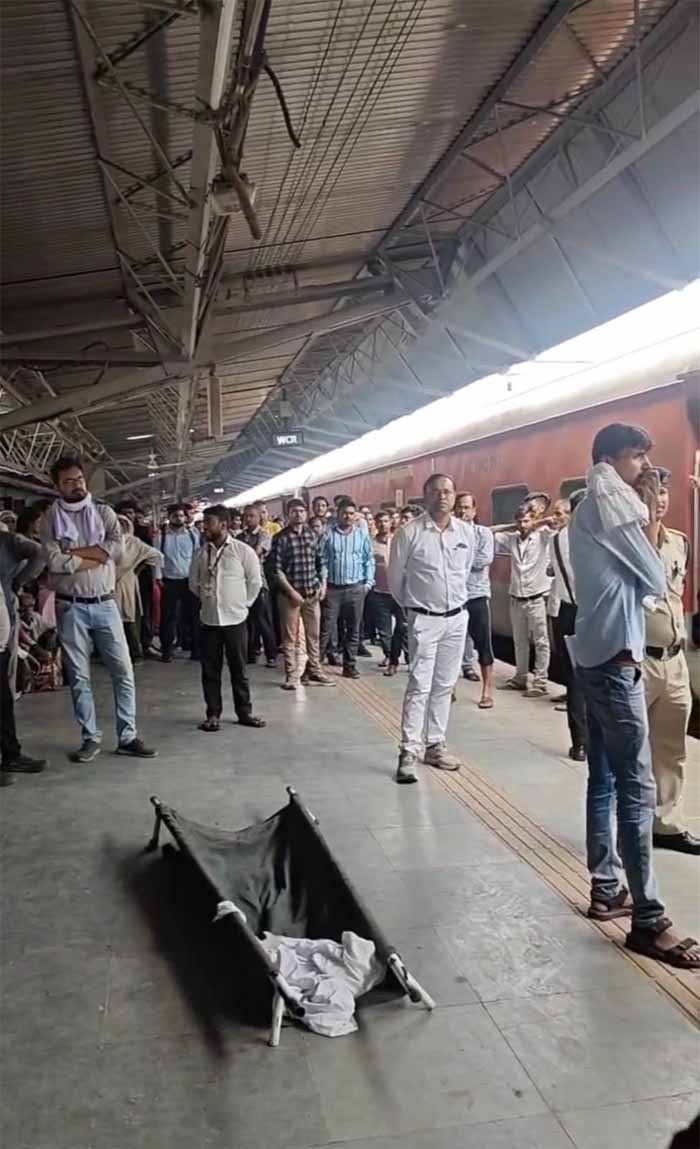 अदमदाबाद से कोलकाता जाने वाली ट्रेन के शौचालय में एक युवक का शव फंदे पर लटकता मिला, खड़ी रही ट्रेन