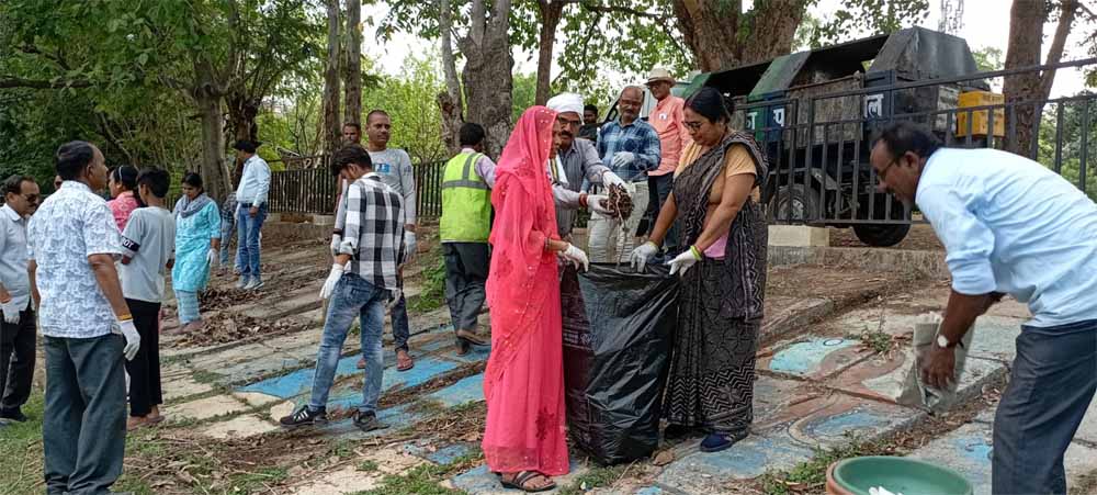 केन्द्रीय भू-जल बोर्ड के वरिष्ठ वैज्ञानिक के नेतृत्व में भू-जल विशेषज्ञों की टीम ने विदिशा जिले के जल स्रोतों का सर्वे किया