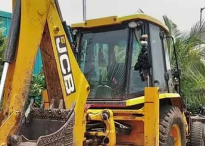 गुजरात में पुलिस ने एक मौलाना का ‘पाकिस्तानी लिंक’ सामने आने के बाद मदरसे पर चला दिया बुलडोजर