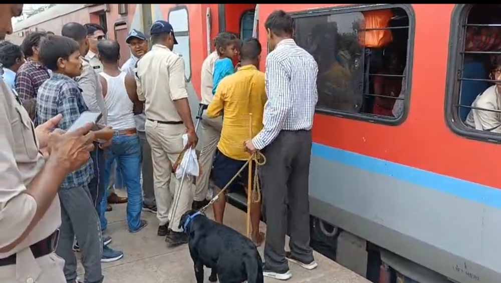 इटारसी से भुसावल की ओर जा रही वाराणसी- लोकमान्य तिलक कामायनी एक्सप्रेस में बम होने से सूचना से मचा हड़कंप