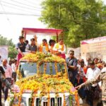 मुख्यमंत्री डॉ. यादव ने भारत माता की जय और वंदे मातरम के उद्घोष के साथ आम जनता पर की फूलों की वर्षा