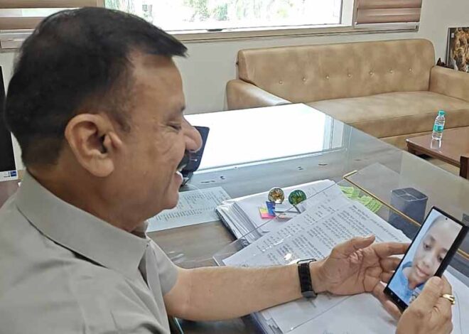 स्कूल शिक्षा मंत्री सिंह ने बोर्ड परीक्षा की टॉपर छात्राओं से की बात