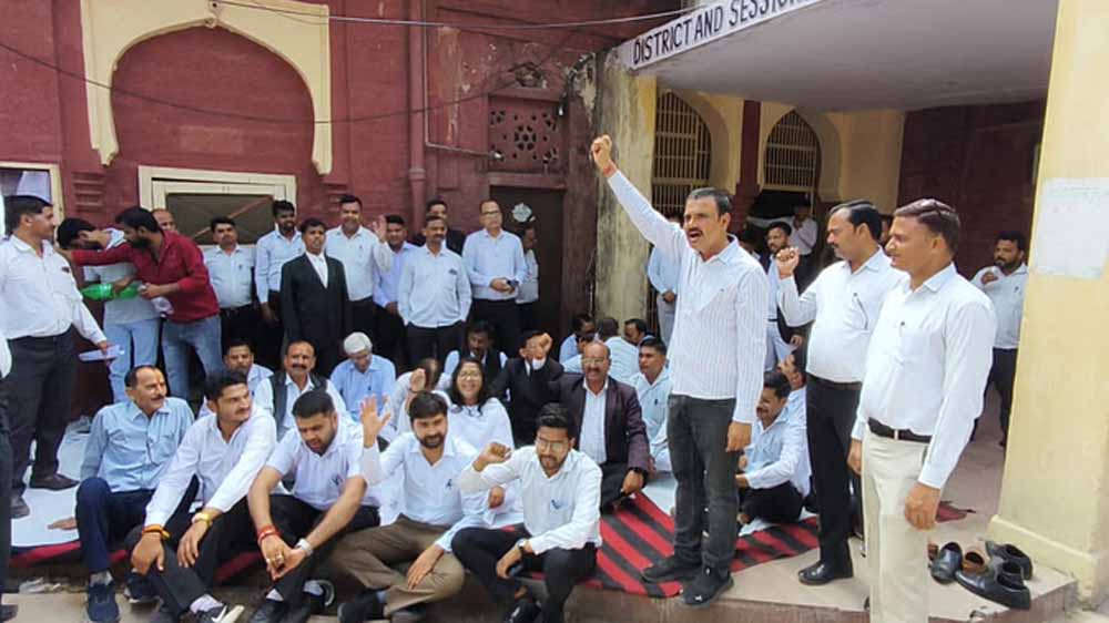 चैंबर्स की मांग को लेकर अधिवक्ताओं ने डीजे कोर्ट के बाहर दिया धरना