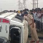 बोलेरो तेज रफ्तार बिजली के पोल से टकराकर पलटी, दो की मौत