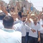 जीएसटी विभाग की लगातार छापामार कार्रवाई के खिलाफ सड़क पर उतरा  व्यापारी संघ