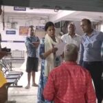 हाजीपुर के सदर अस्पताल का वैशाली डीएम वर्षा सिंह ने अचानक किया निरीक्षण, सेवाओं में सुधार के दिए निर्देश