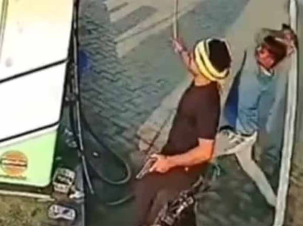 बेगूसराय में पेट्रोल पंप पर विवाद, दबंगों ने कर्मियों को दौड़ा-दौड़ा कर पीटा