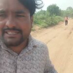 गरियाबंद में रेत माफिया के हौसले बुलंद: अवैध खनन की कवरेज करने गए रिपोर्टरों को दौड़ा-दौड़ाकर पीटा, कैमरा और ID छीने