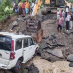 किशनगंज में सड़क टूटने के कारण खाई में गिरी स्कॉर्पियो