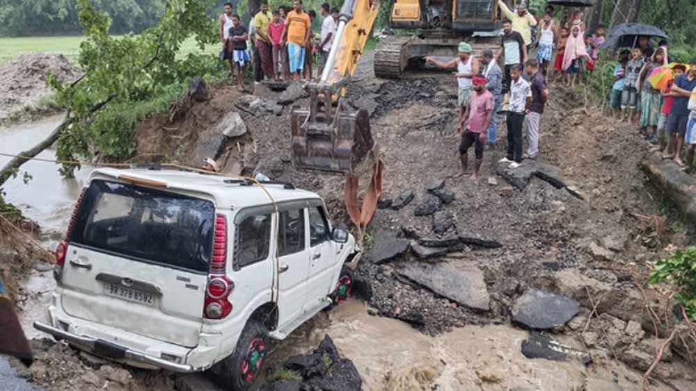 किशनगंज में सड़क टूटने के कारण खाई में गिरी स्कॉर्पियो