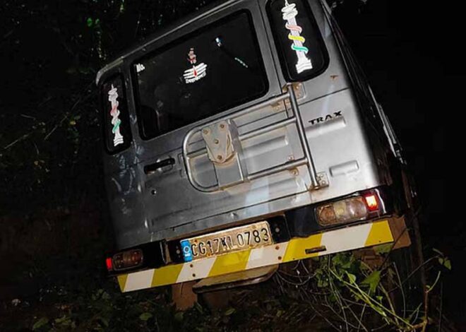 हाईवे पर पलटा तेज रफ्तार वाहन, 18 लोगों में से 2 की मौत, 6 की हालत गंभीर