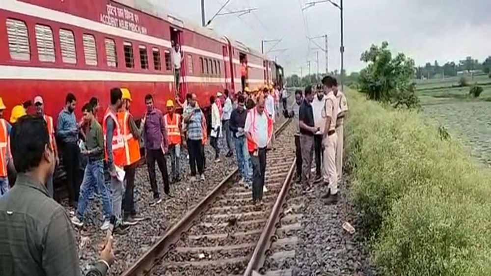 कटिहार-बरौनी रेलखंड पर अवध-असम एक्सप्रेस ट्रेन की टक्कर में एक ट्रॉलीमैन की मौत