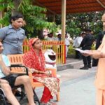 मुख्यमंत्री योगी गोरखनाथ मंदिर परिसर में आयोजित ‘जनता दर्शन’ में आए लोगों की सुनी समस्याएं