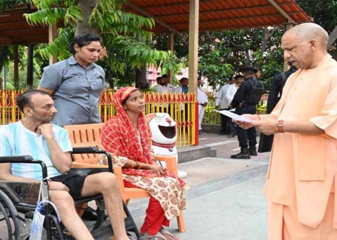 मुख्यमंत्री योगी गोरखनाथ मंदिर परिसर में आयोजित ‘जनता दर्शन’ में आए लोगों की सुनी समस्याएं