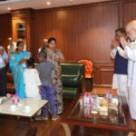 शहीद एएसपी आकाश राव गिरिपुंजे के  परिजनों से केंद्रीय गृह मंत्री शाह ने की मुलाकात, श्रद्धांजलि की अर्पित