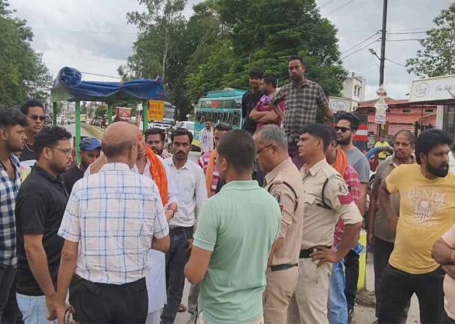 कटघोरा में शहरवासियों ने बिजली-पानी की समस्या से परेशान हो कर किया चक्काजाम