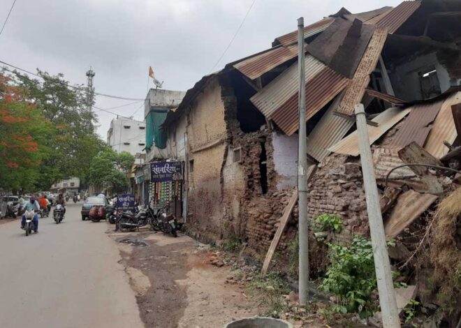 नगरीय क्षेत्र में जर्जर भवन मालिकों के विरूद्ध करें कार्रवाई, आयुक्त नगरीय प्रशासन ने दिये निर्देश