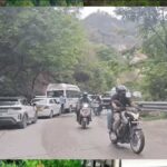 उत्तराखंड के पहाड़ सैलानियों की भीड़ से कराह रहा, जिधर देखो जाम ही जाम