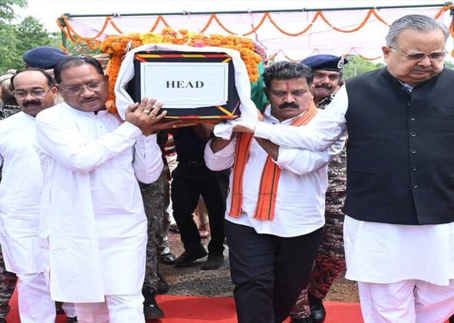 रायपुर : मुख्यमंत्री ने शहीद एएसपी श्री आकाश राव गिरपुंजे को दी श्रद्धांजलि: पार्थिव शरीर को कंधा देकर दी अंतिम विदाई
