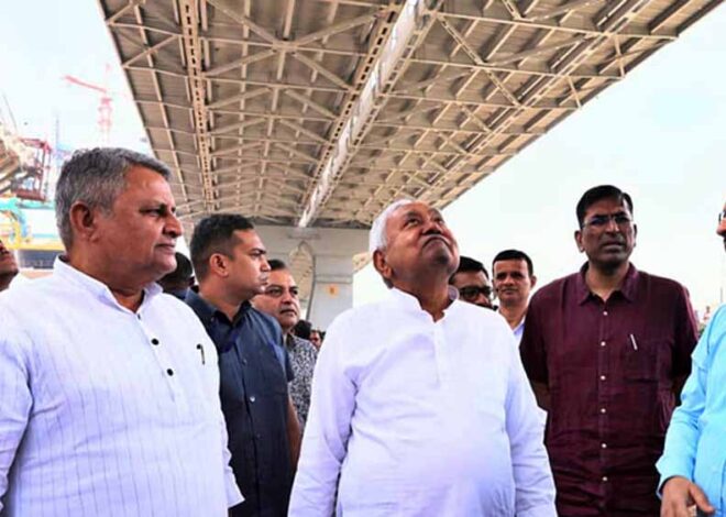 मुख्यमंत्री नीतीश कुमार ने हाजीपुर और पटना को जोड़ने वाले निर्माणाधीन फोरलेन पुल का किया निरीक्षण