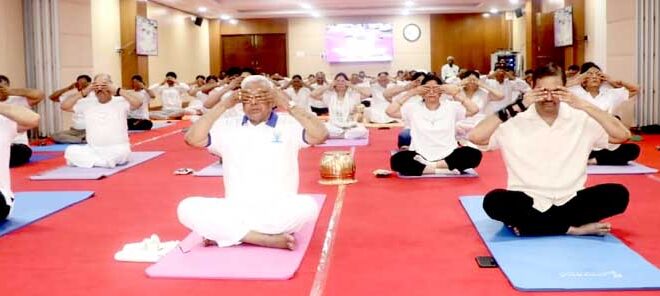 राज्यपाल मंगुभाई पटेल के नेतृत्व में राजभवन में हुआ सामूहिक योगाभ्यास